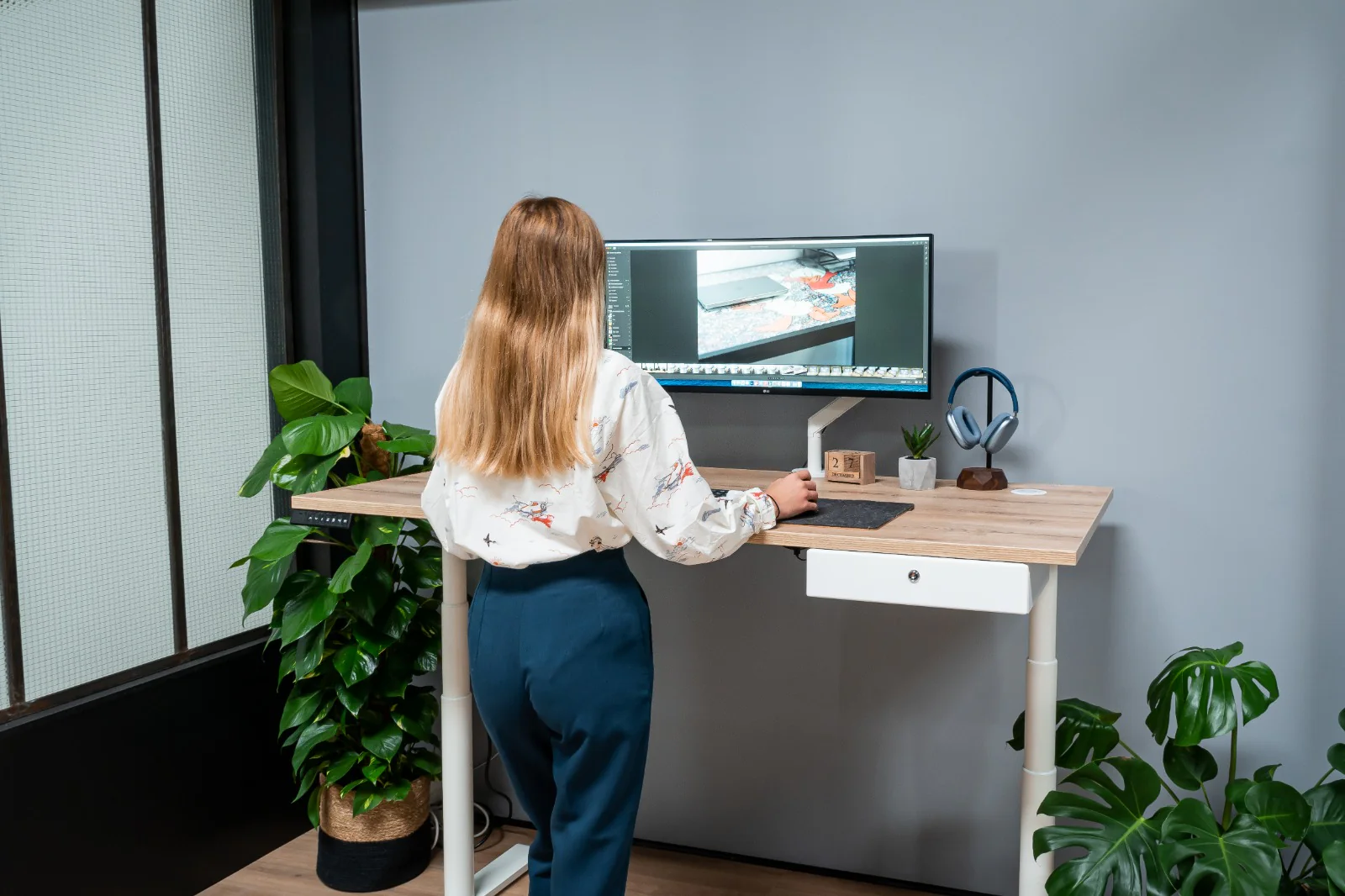 Démonstration d'un utilisateur travaillant en position debout sur son bureau motorisé 160x80 cm
